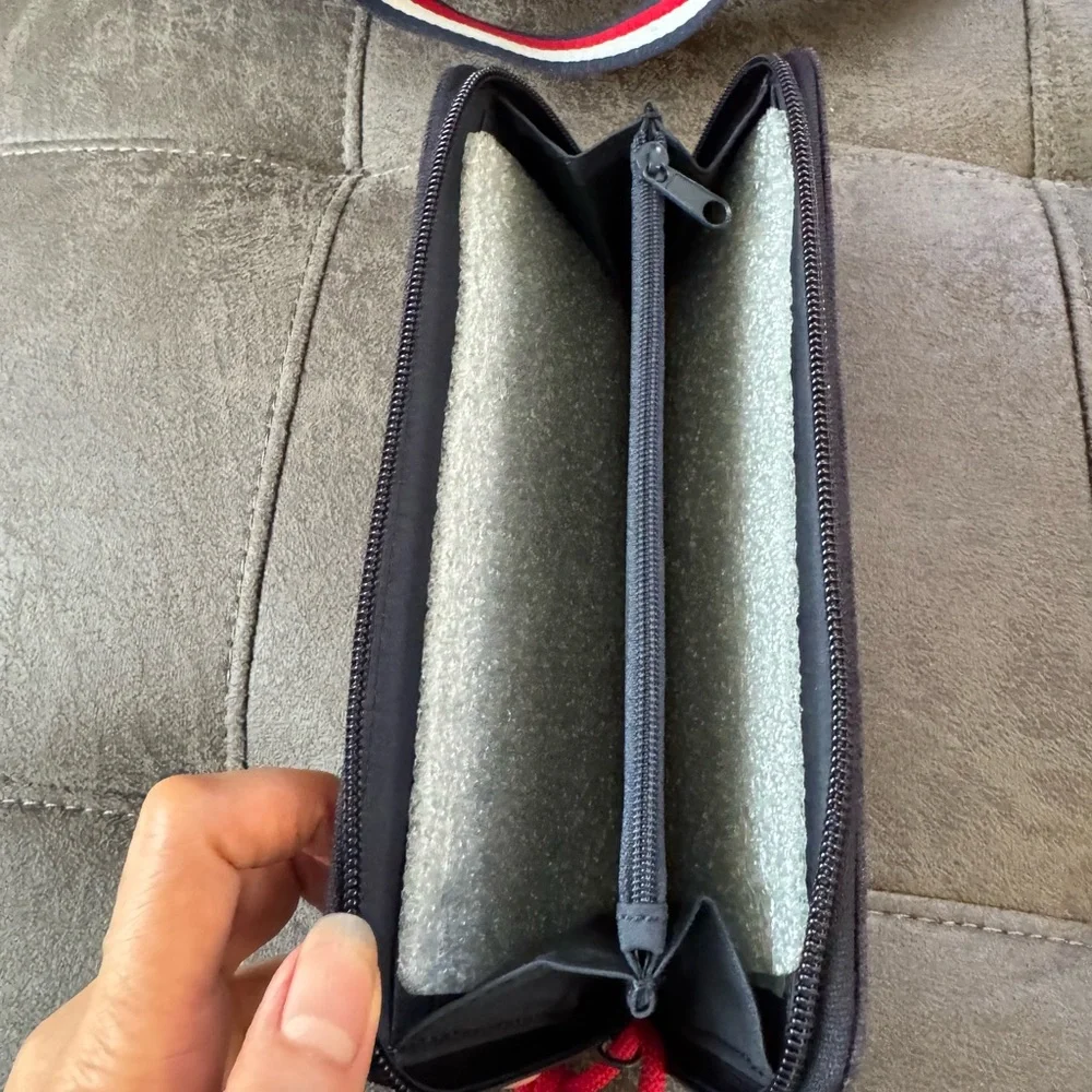 Tommy Hilfiger Black Tote and Wallet Set with Red and White Straps - Picture 3 of 12